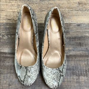 Jaclyn Smith snake skin gray heels